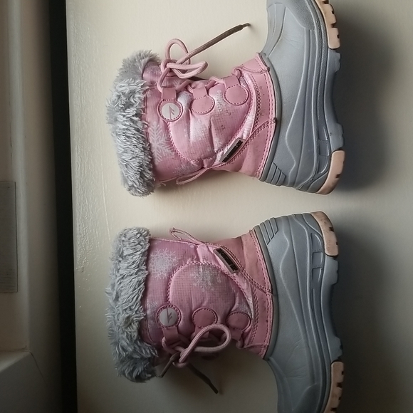 Pair of Youth Bogs and Snow Boots Size 9 - Picture 5 of 6